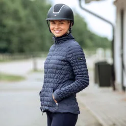Horze Luna Womens Quilted Stretch Jacket - Dark Navy 15 Horze Luna Womens Quilted Stretch Jacket - Dark Navy -Equinavia Shop 007871bb 6235 4333 bfa8 e8f5378f9e3533610 VDB 837e4016917e132351a183c840b7a426f99cfd19