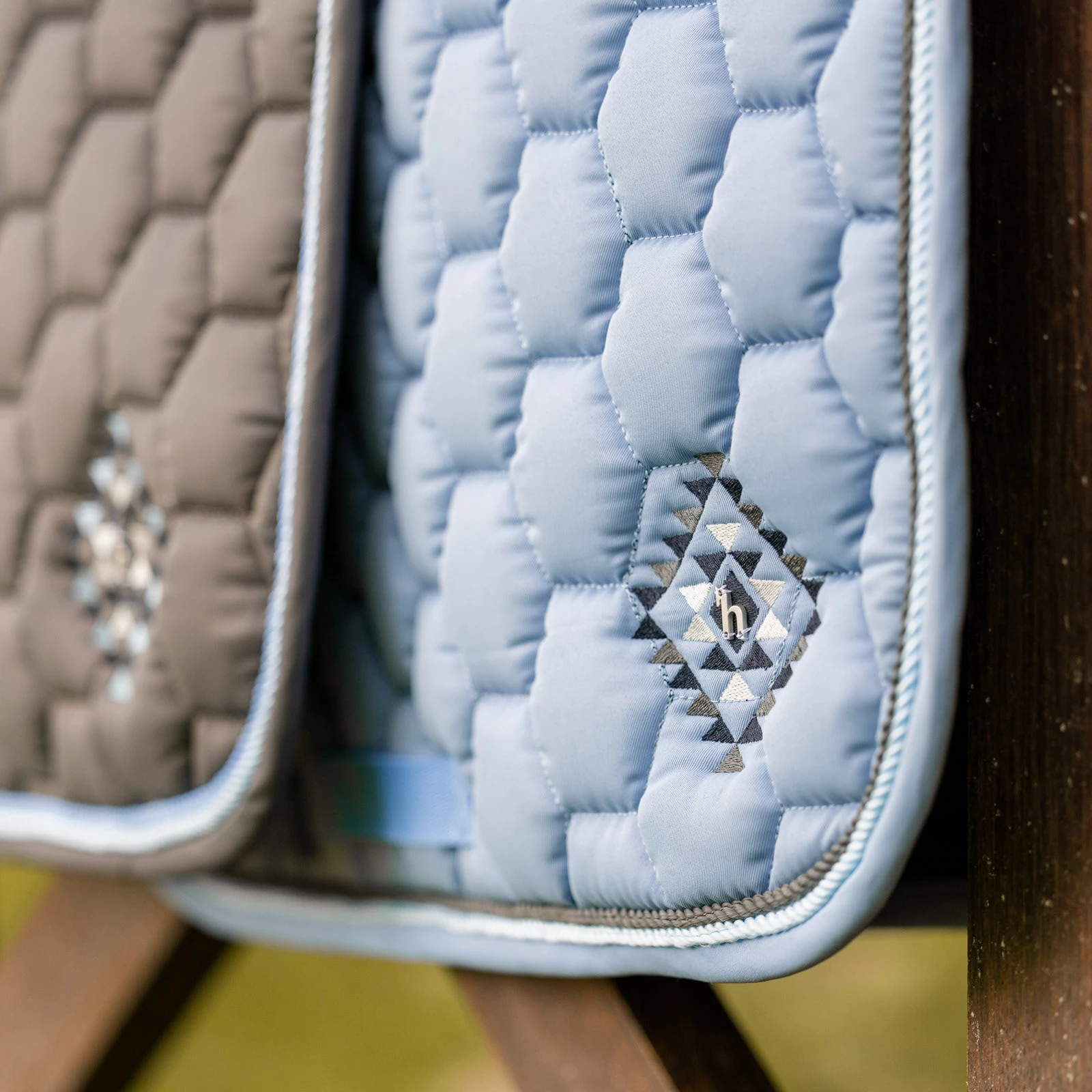 Horze Arizona Double Corded Dressage Saddle Pad - Smoked Pearl Grey 6 Horze Arizona Double Corded Dressage Saddle Pad - Smoked Pearl Grey - Image 4