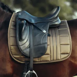 B Vertigo Drew Dressage Saddle Pad - Cub Brown -Equinavia Shop d598e7c8 414f 46dd 89d1 f3d321c4552917411 UBBR 7a55a60b56ee37efebcb32b2a5a4495ef755ce59